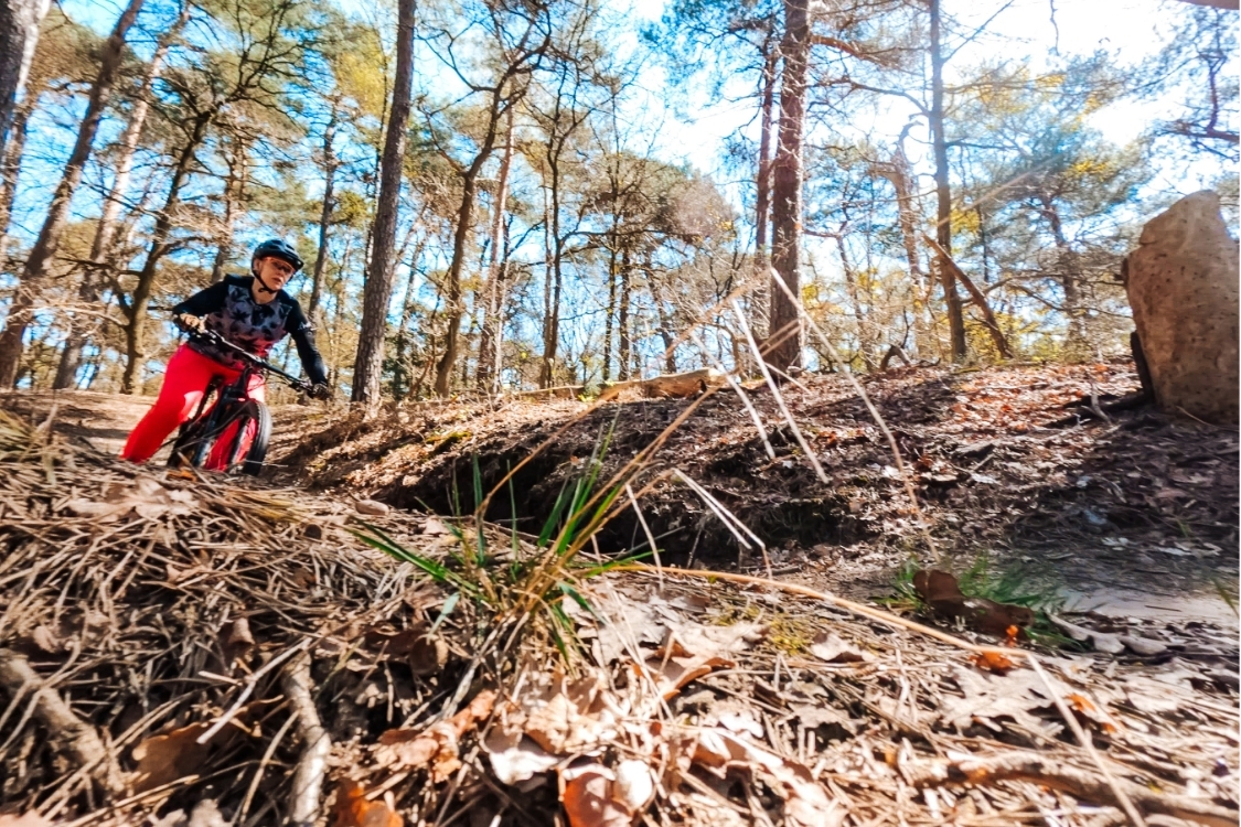 Iris eigenaar Mountainbike Center Austerlitz op mountainbike