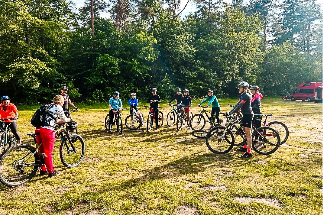 Iris eigenaar Mountainbike Center Austerlitz met een groep fietsers