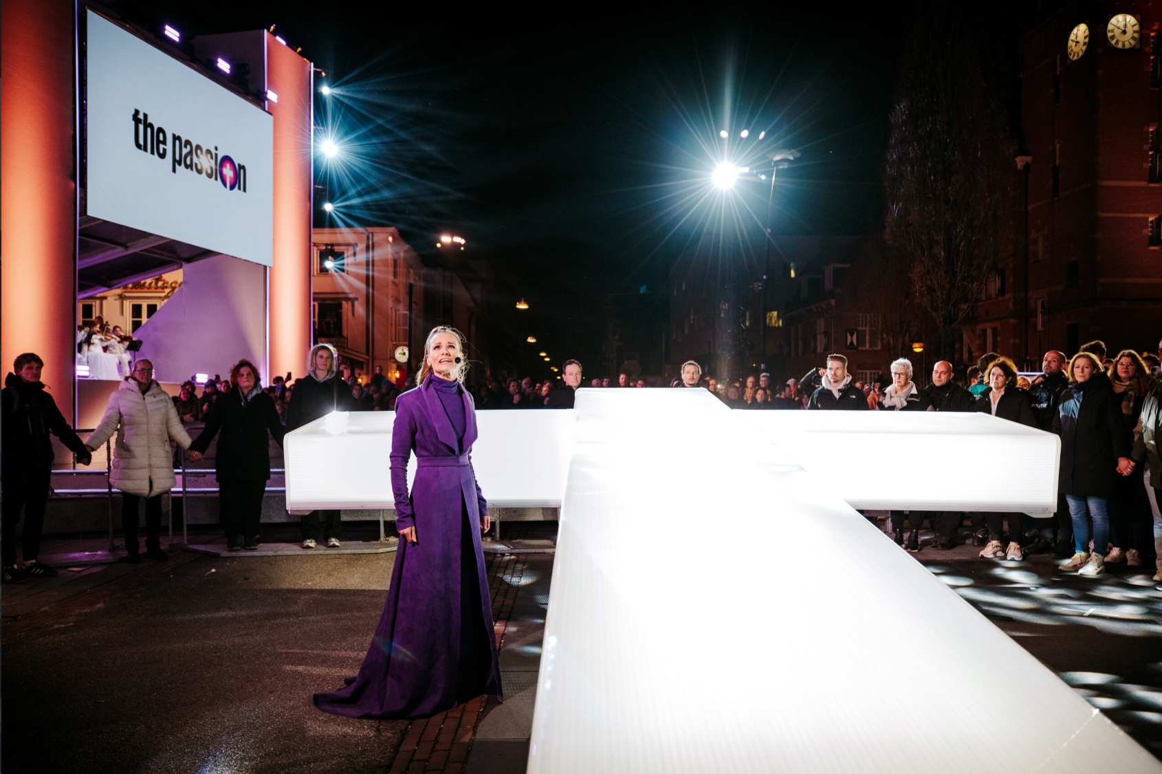 Maria zingt bij het kruis voor het gemeentehuis van Zeist tijdens The Passion 2024