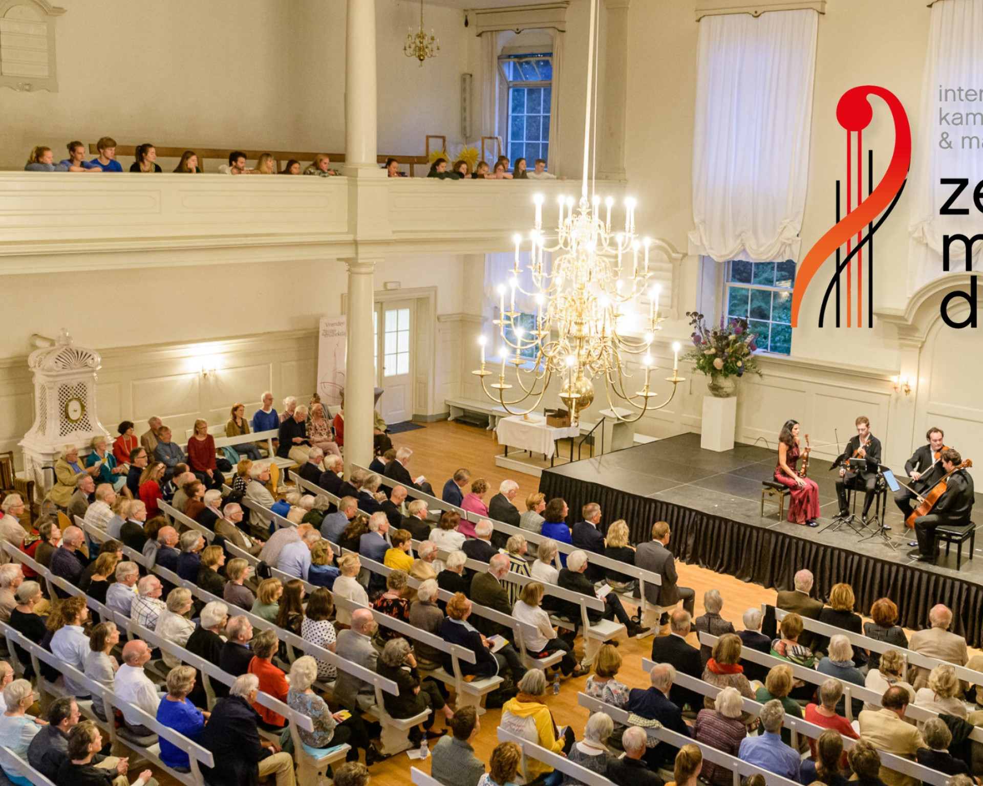 De afbeelding toont een overzichtsfoto van de Broederkerk tijdens de Zeisterse Muziekdagen, met muzikanten en bezoekers.