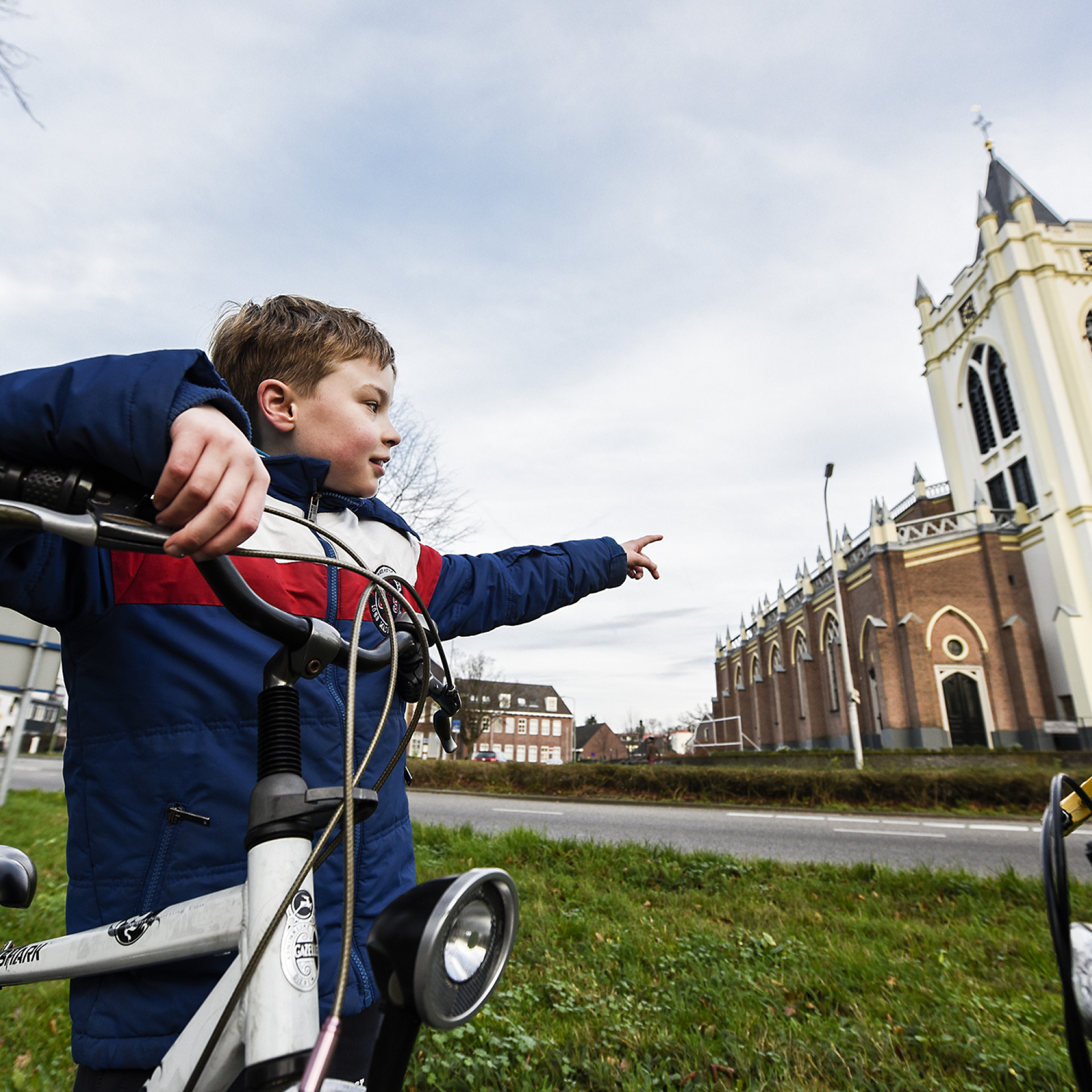 Jongen op de fiets voor de kerk in Zeist