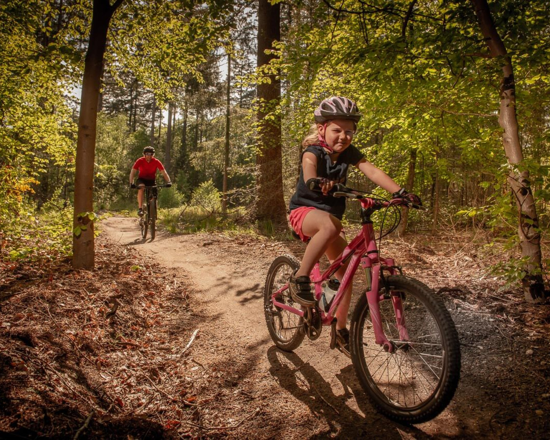 Kind op mountainbike in het bos