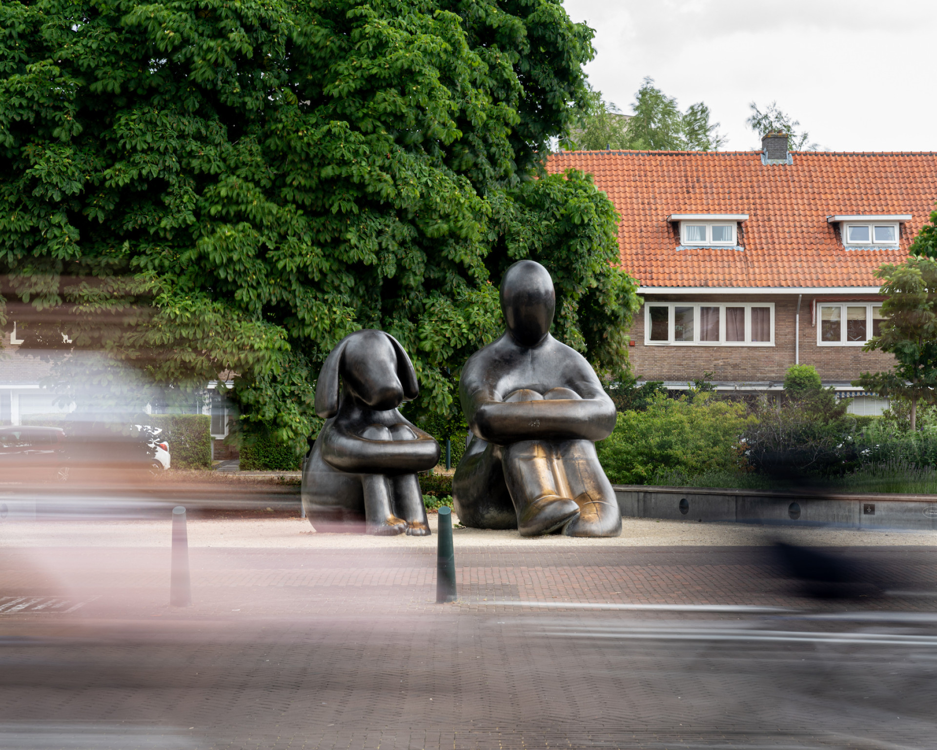 Kunstwerk man en hond in centrum Zeist